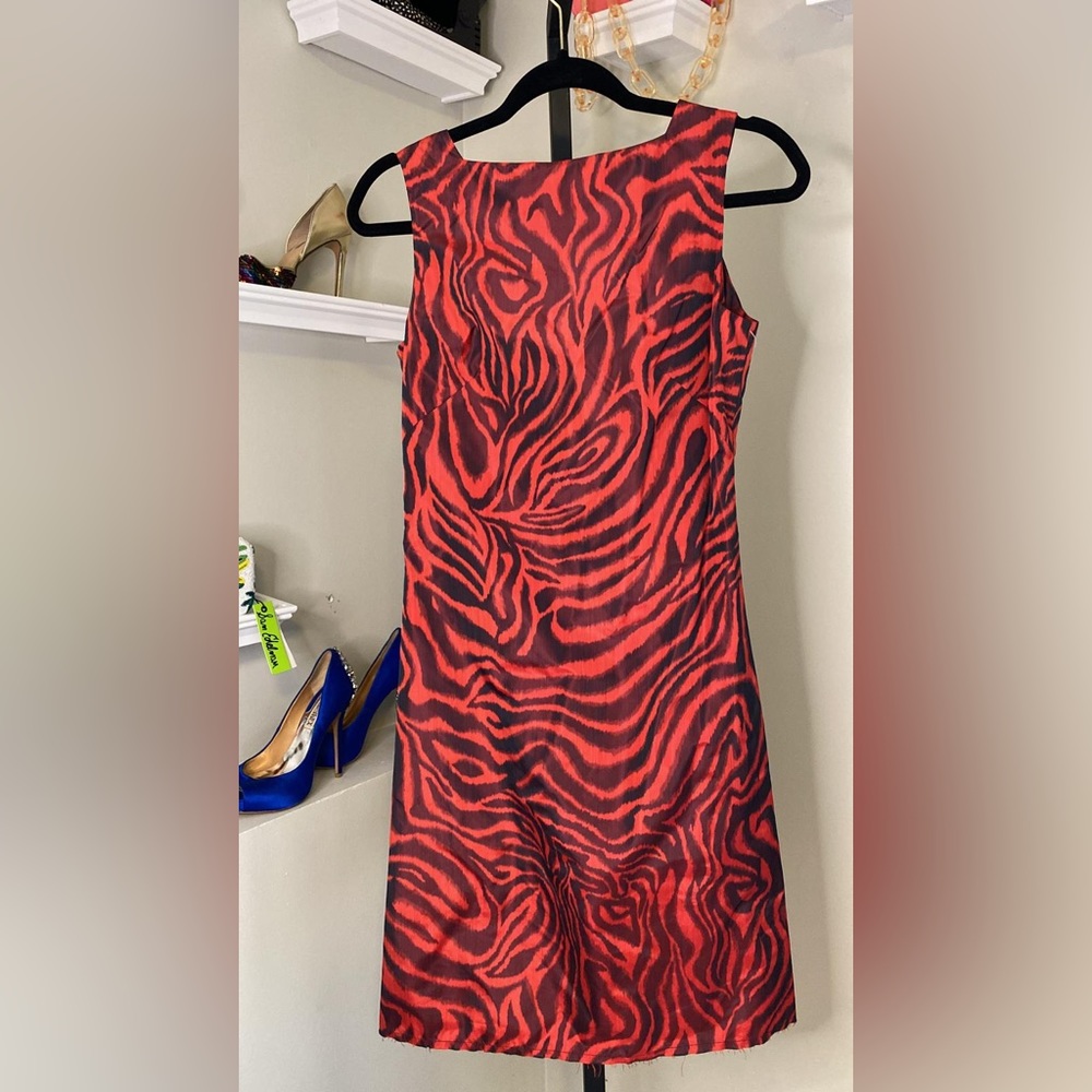 ANIMAL-PRINT SLEEVELESS V-BACK DRESS IN RED - Picture 12 of 16